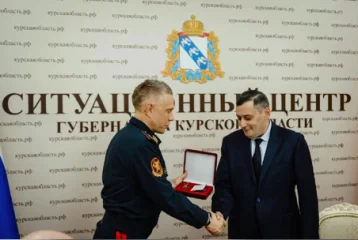 Фото: Заместитель Золотова Маликов вручил награду врио главы Курской области Хинштейну 1