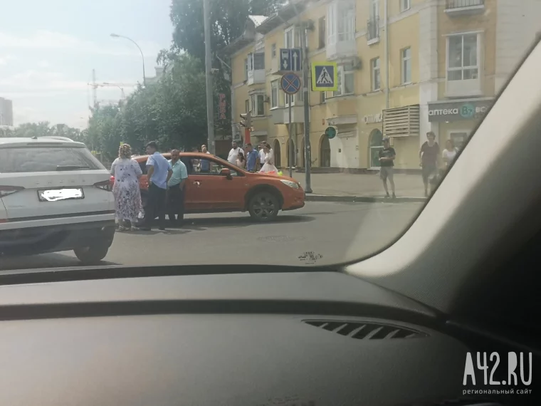 Фото: На пересечении проспекта Ленина и улицы Дзержинского в Кемерове столкнулись два автомобиля 2
