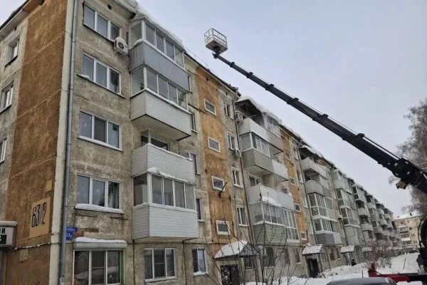 В Ленинске-Кузнецком под тяжестью снега частично обрушилась кровля пятиэтажки