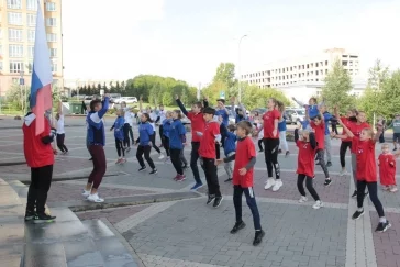 Фото: В Кемерове провели флешмоб «Под флагом России к спортивным рубежам» 3