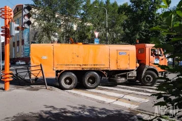 Фото: Машина дорожной службы снесла ограждение в центре Кемерова 1
