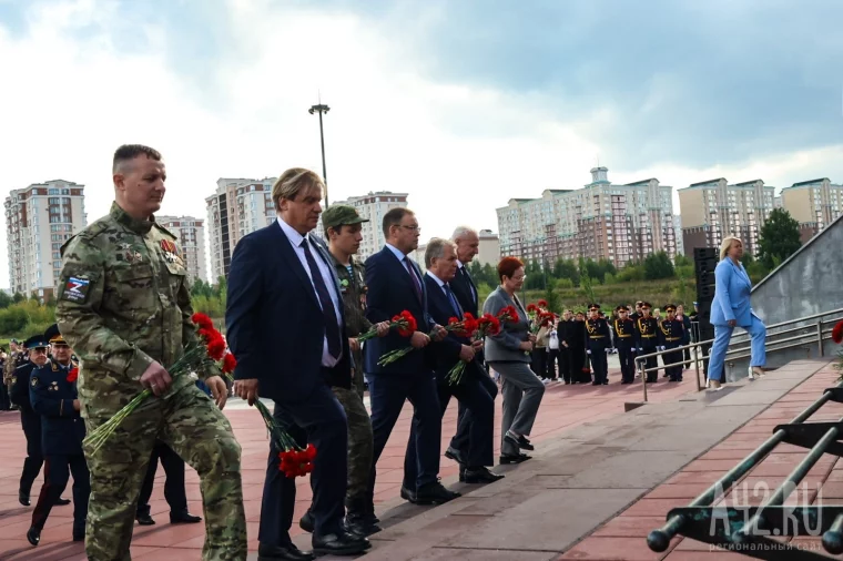 Фото: В Кемерове увековечили память воинов-сибиряков, поместив землю с полей сражений в мемориал Воину-освободителю 3
