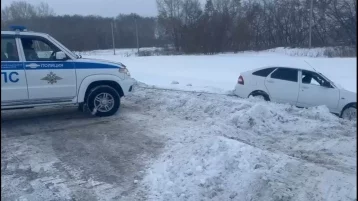 Фото: В Кузбассе сотрудники ГАИ вытянули автомобиль, съехавший в кювет на трассе 1