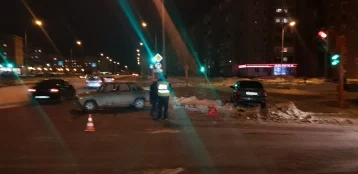 Фото: Две легковушки столкнулись на перекрёстке в Кемерове 2