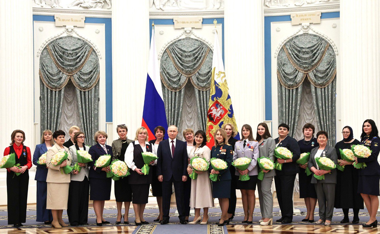Владимир Путин в Кремле вручил государственную награду жительнице Кузбасса