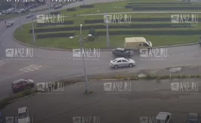 На кольце в Новокузнецке произошло жёсткое тройное ДТП: инцидент попал на видео