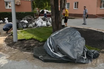 Фото: В Кемерове на месте стихийного мемориала у «Зимней вишни» начали устанавливать памятный камень 1