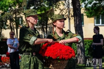 Фото: В Кемерове в День памяти и скорби возложили цветы к Мемориалу Славы 1