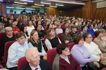 Фото: Вернуть бассейн и фестиваль «Арт-вишня»: Илья Середюк выслушал жителей Осинников 1