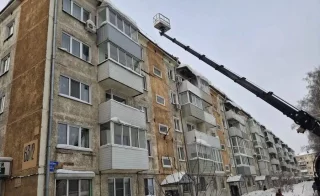 В Ленинске-Кузнецком под тяжестью снега частично обрушилась кровля пятиэтажки