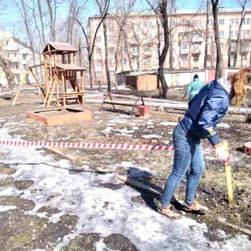 Фото: В Новокузнецке детские площадки огородили сигнальными лентами 1