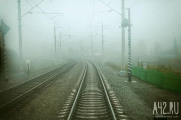 Фото: В Курганской области пять школьниц легли на рельсы и остановили поезд ради фото  1