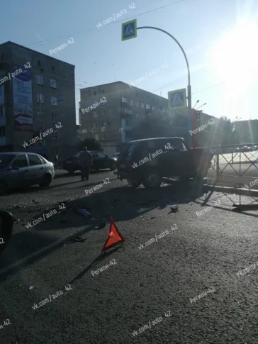 Фото: На кемеровском перекрёстке автомобиль после ДТП врезался в ограждение 2
