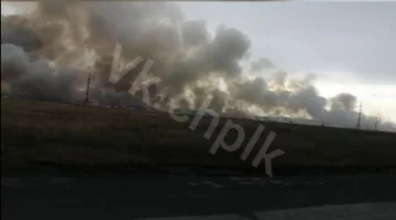 Фото: «Движение затруднено»: автомобилисты пожаловались на дым от пожара на кузбасской трассе 1