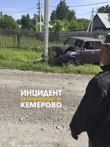 Фото: В Кемерове легковой автомобиль врезался в столб 1