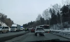 В Кемерове на Логовом из-за ДТП с автобусом образовалась пробка