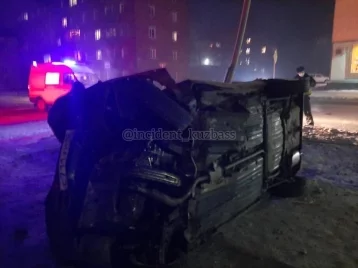 Фото: В кузбасском городе машина врезалась в столб и опрокинулась 1