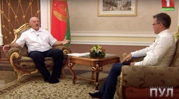 Фото: «Уважаю уборщиц»: Лукашенко пришёл на интервью без обуви 1