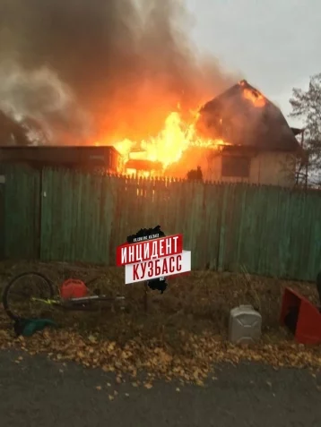 Фото: В посёлке под Кемеровом сгорел дом 2