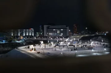 Фото: В Кемерове на новых набережных Искитимки появились новогодние украшения 1