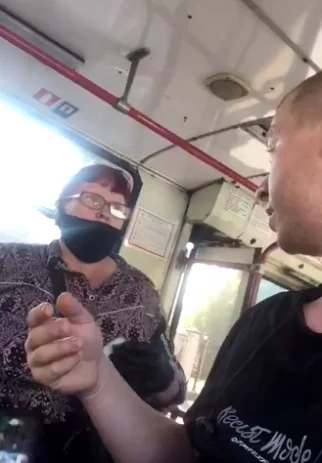 Фото: Кемеровчане обсуждают видео конфликта кондуктора троллейбуса и пассажира без маски 1