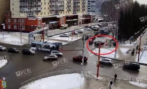 В Кемерове кроссовер снёс дорожное ограждение на перекрёстке: момент ДТП попал на видео