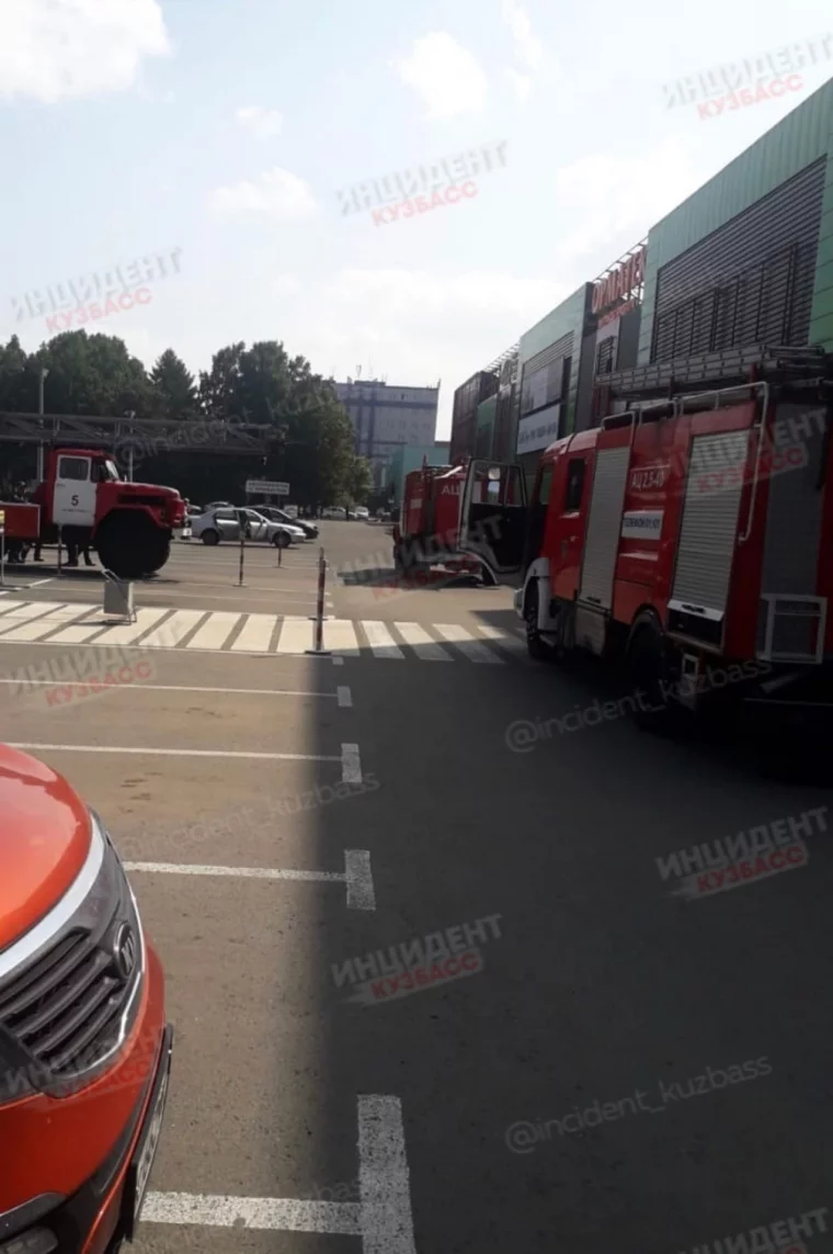 Фото:  Очевидцы сообщили об эвакуации посетителей торгового центра в Кемерове 2