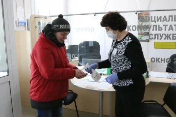 Фото: В Кемерове оказавшимся в группе риска по коронавирусу горожанам помогают волонтёры 1