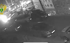 Во Владивостоке на автостоянке сгорело более 20 автомобилей, пожар попал на видео