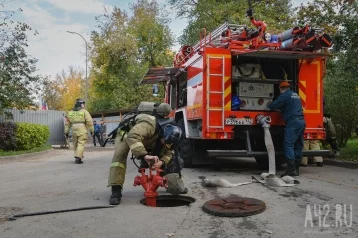 Фото: В Кузбассе 6 человек эвакуировались из многоквартирного дома: загорелась квартира 1