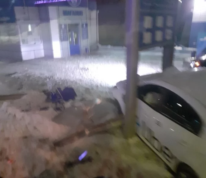 Фото: Очевидцы: в Кемерове автомобиль такси врезался в табло на АЗС 2