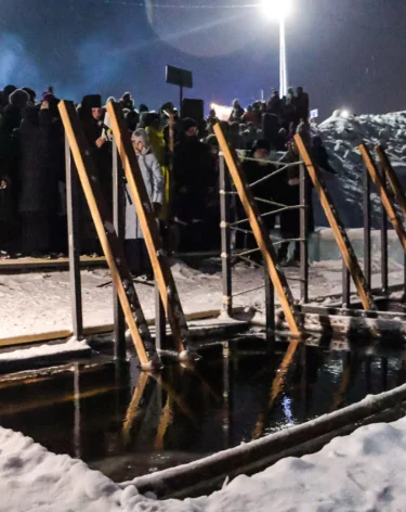 Кузбассовцам перечислили базовые правила для безопасного крещенского купания