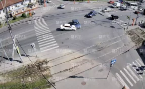 В Кемерове на Кузнецком проспекте столкнулись два автомобиля: инцидент попал на видео