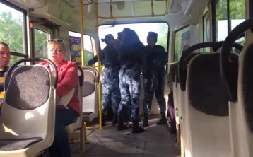 Фото: В Кузбассе потасовка девушек в форме в трамвае попала на видео 1