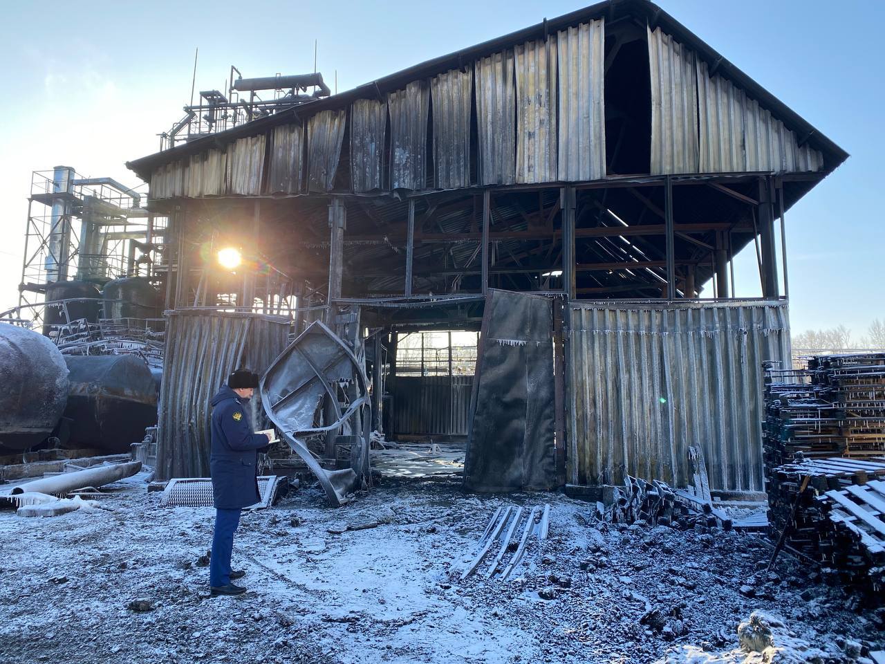 Прокуратура Кузбасса начала проверку после пожара на складе завода в Кемерове