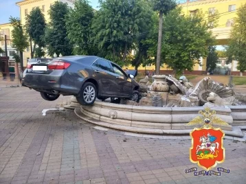 Фото: В подмосковном Ступине водитель въехал в фонтан 1