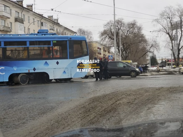 Фото: В Кемерове московский трамвай сошёл с рельсов 2