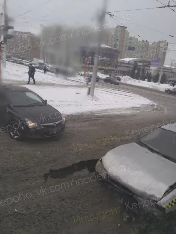 Фото: Снова такси: ДТП возле кемеровского Цирка попало на видео 1