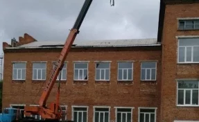 «Балки прогнили»: в Кузбассе прокурор потребовал отремонтировать опасную крышу школы