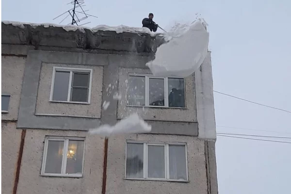 В Кемерове усилили работу по очистке кровель от снега и наледи 