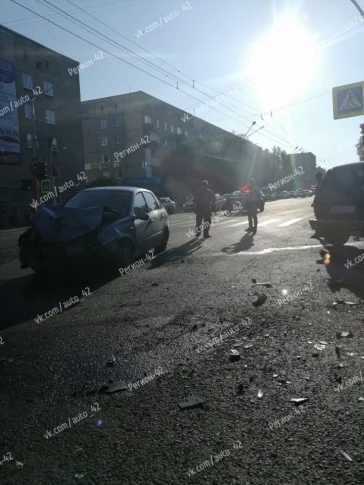 Фото: На кемеровском перекрёстке автомобиль после ДТП врезался в ограждение 3