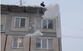 В Кемерове усилили работу по очистке кровель от снега и наледи 