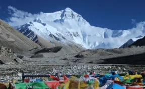 Туристам закрыли вход на Эверест из-за мусора