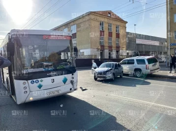 Фото: В центре Кемерова столкнулись автобус №226 и LADA Granta 1