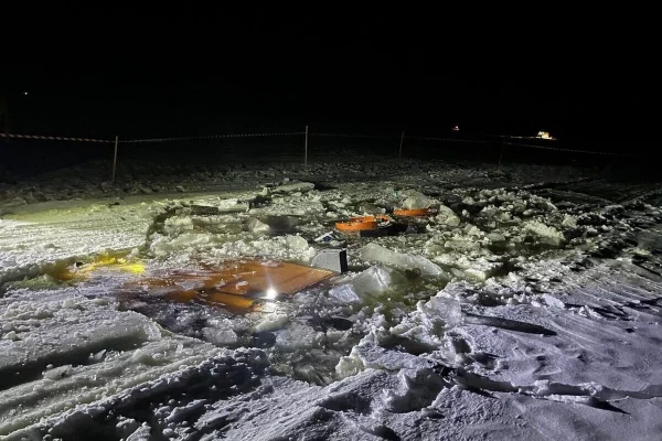 В Архангельской области бензовоз с топливом провалился под лёд, водитель жив