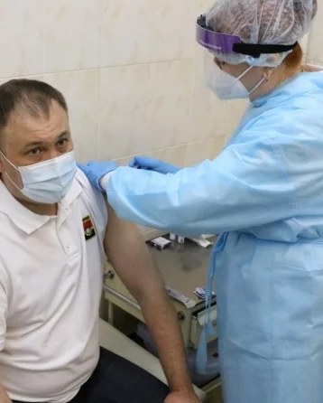 Фото: Илья Середюк поставил вторую прививку от коронавируса 1