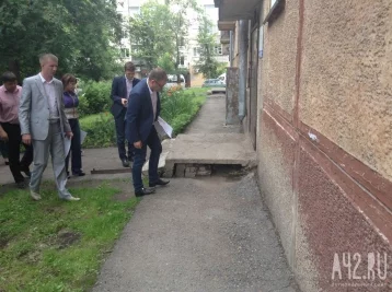 Фото: Илья Середюк инспектировал ремонтирующиеся дворы в Кемерове 3