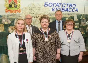 Фото: Кузбасским работникам в сфере ЖКХ вручили областные медали 1