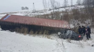 Фото: В Сибири сорвавшийся с грузовика контейнер убил двух человек 1