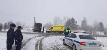 Фото: В Сибири пять человек погибли в ДТП с грузовиком. Момент столкновения попал на видео  1